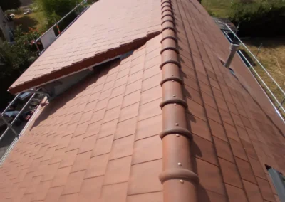 Toiture en cours de rénovation par l’équipe de couverture