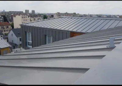 Éléments de zinguerie posés sur une toiture