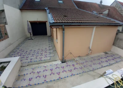 Terrasse extérieure avec revêtement carrelé
