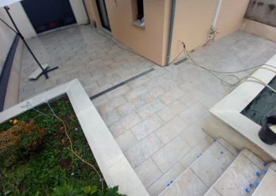 Vue d’une terrasse extérieure carrelée
