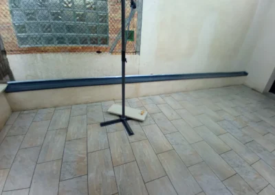 Terrasse extérieure carrelée vue d’ensemble