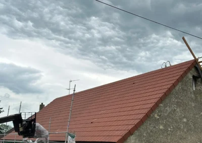 Couverture en rénovation sur chantier extérieur