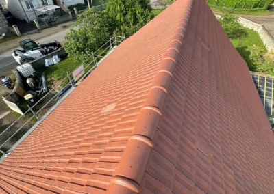 Travaux de rénovation sur une toiture de maison