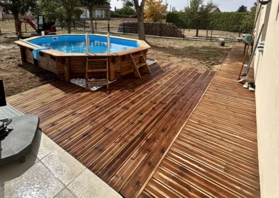 Terrasse bois aménagée autour d’une piscine