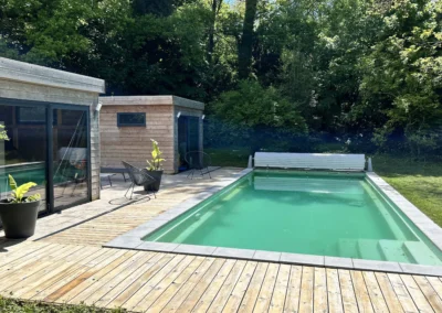 Terrasse bois au bord d’une piscine